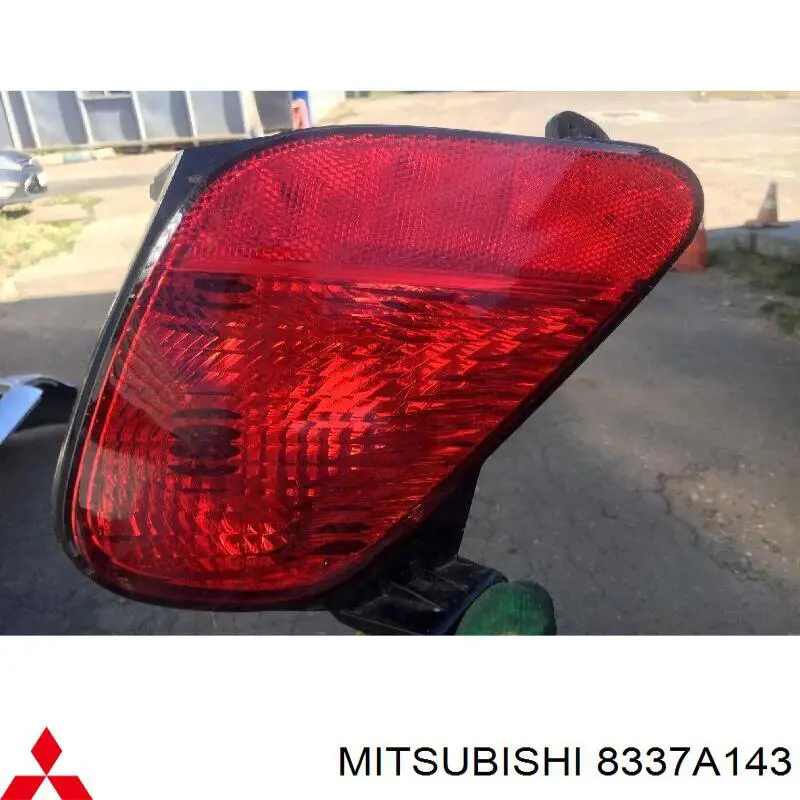 8337A143 Mitsubishi faro antiniebla trasero izquierdo