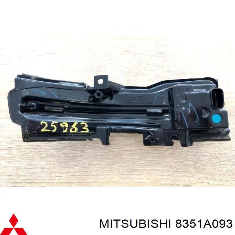 8351A093 Mitsubishi Luz intermitente de espejo retrovisor izquierdo