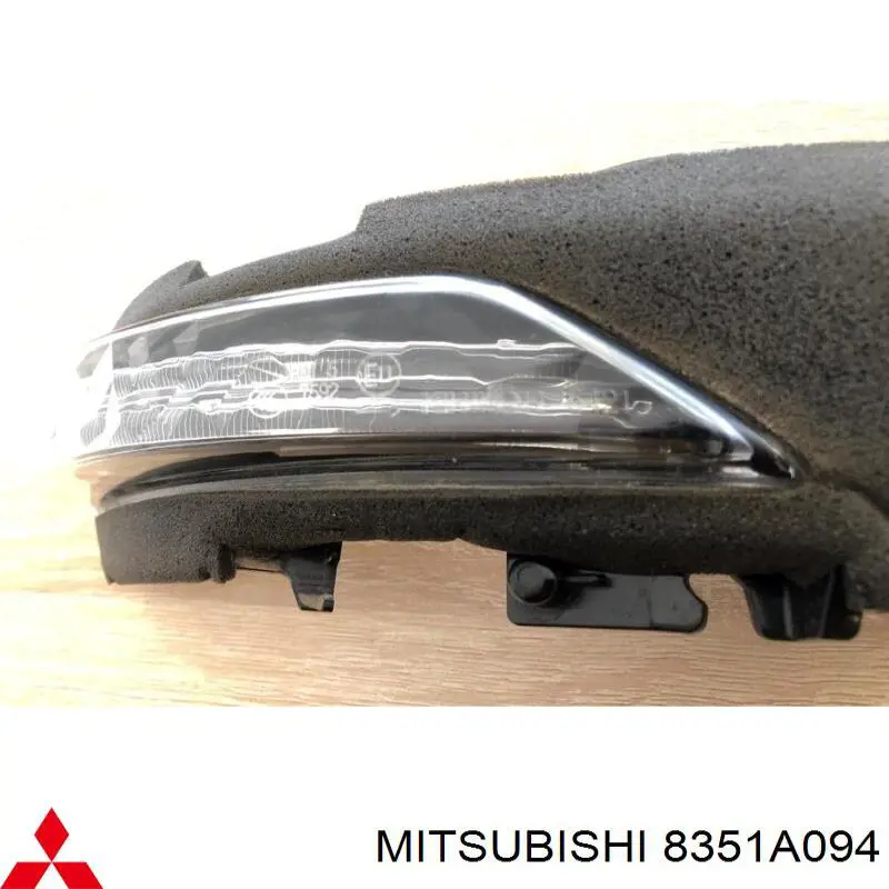 Comprar 8351A094 Mitsubishi Luz intermitente del espejo retrovisor derecho
