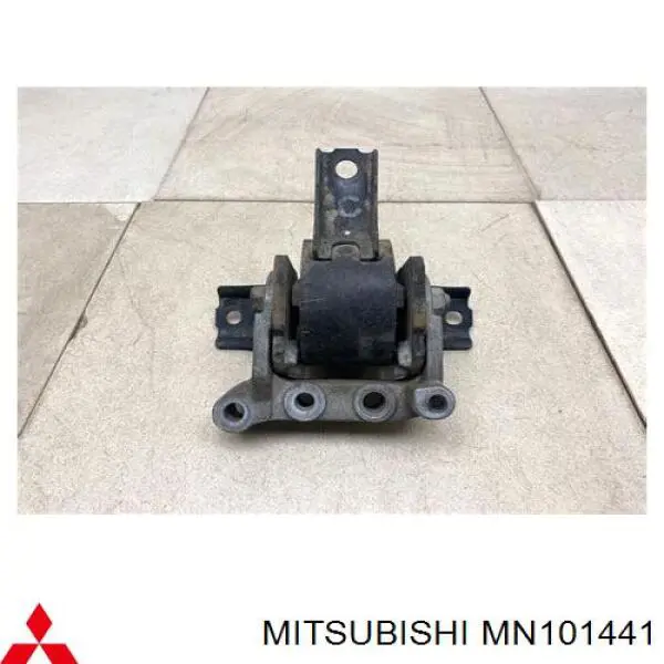 MN101441 Mitsubishi soporte de motor derecho