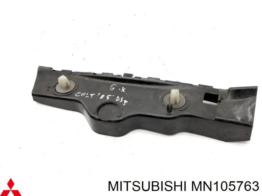 MN105763 Mitsubishi soporte de parachoques trasero izquierdo