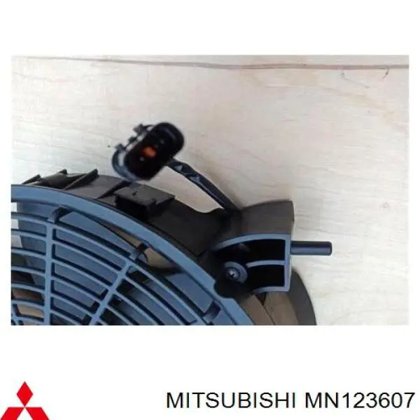 MN123607 Mitsubishi difusor de radiador, aire acondicionado, completo con motor y rodete