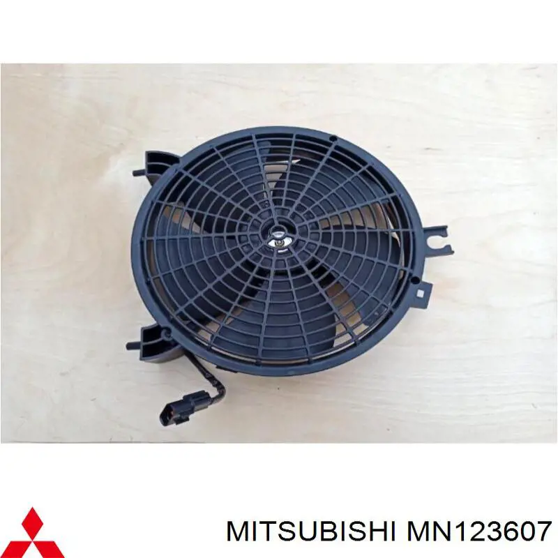Comprar MN123607 Mitsubishi Difusor del radiador del aire acondicionado con ventilador y motor