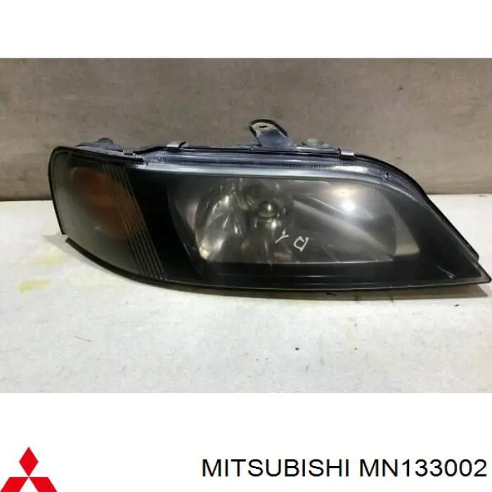 MN133002 Mitsubishi faro derecho