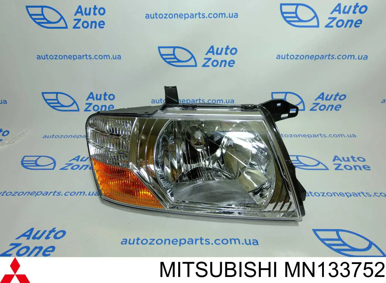 MN133752 Mitsubishi faro derecho