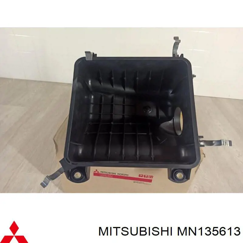 Caja del filtro de aire, parte inferior Mitsubishi MN135613 precio, desde 139,39 EUR