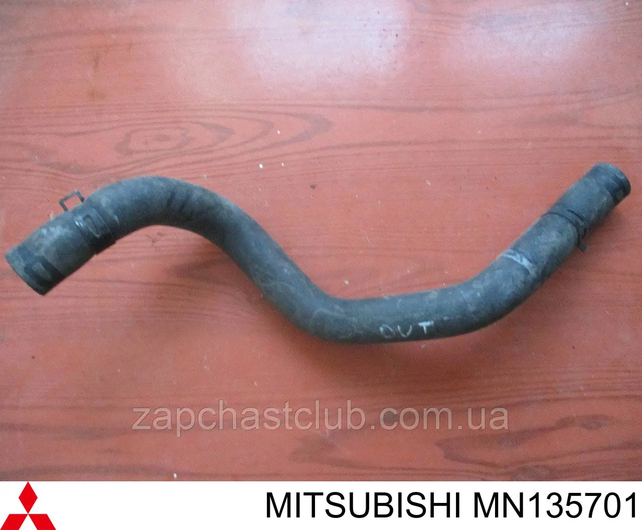 MN135701 Mitsubishi Manguera inferior del radiador
