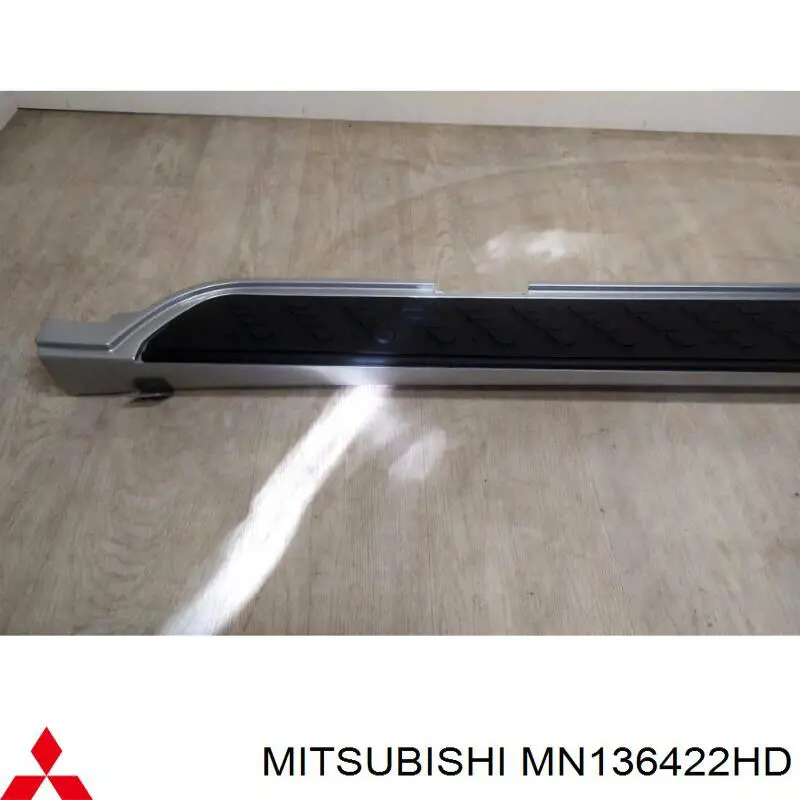 MN136422HD Mitsubishi Cubierta de estribo