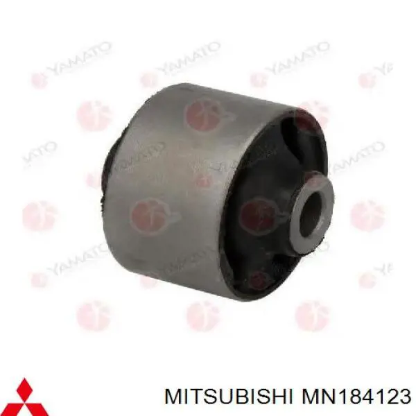 MN184123 Mitsubishi silentblock de suspensión delantero inferior