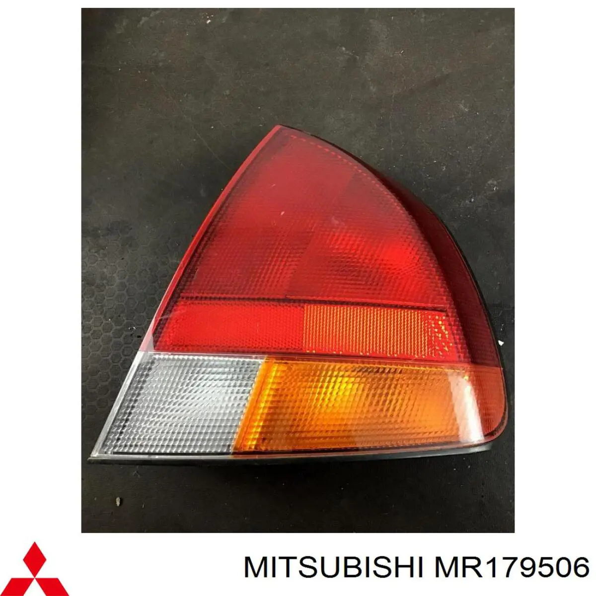 MR179506 Mitsubishi piloto posterior exterior derecho