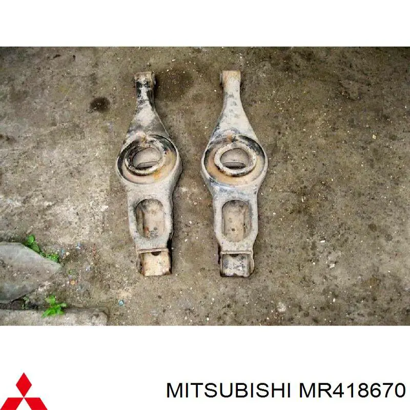 MR418670 Mitsubishi palanca trasera inferior izquierda/derecha