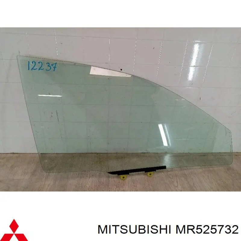 MR525732 Mitsubishi luna de puerta delantera derecha