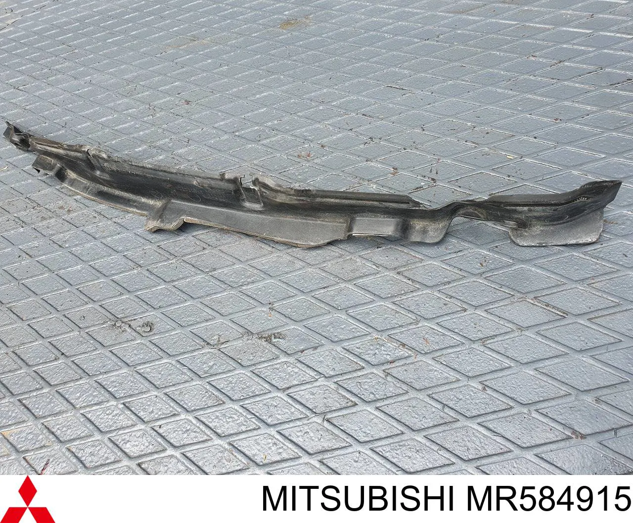 MR584915 Mitsubishi sello de guardabarros