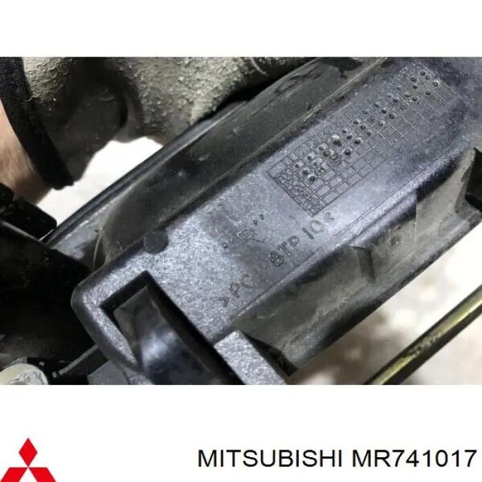 MR741017 Mitsubishi tirador de puerta exterior delantero derecha