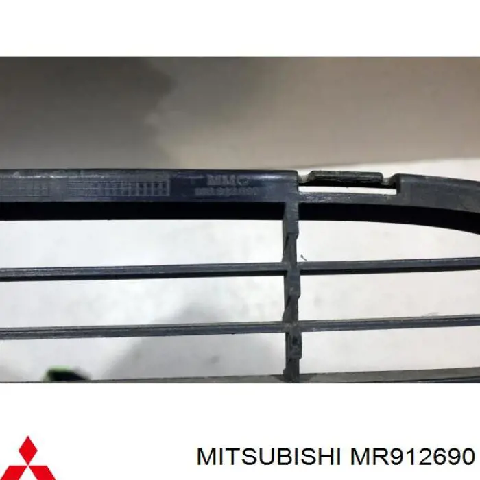 Comprar MR912690 Mitsubishi Rejilla inferior del parachoques delantero