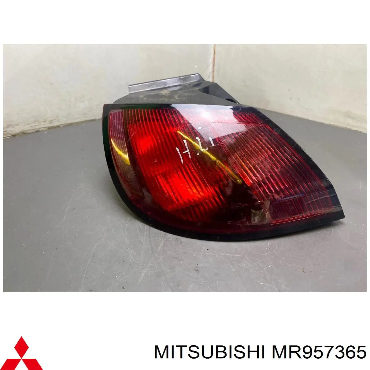 Comprar MR957365 Mitsubishi Piloto trasero exterior izquierdo