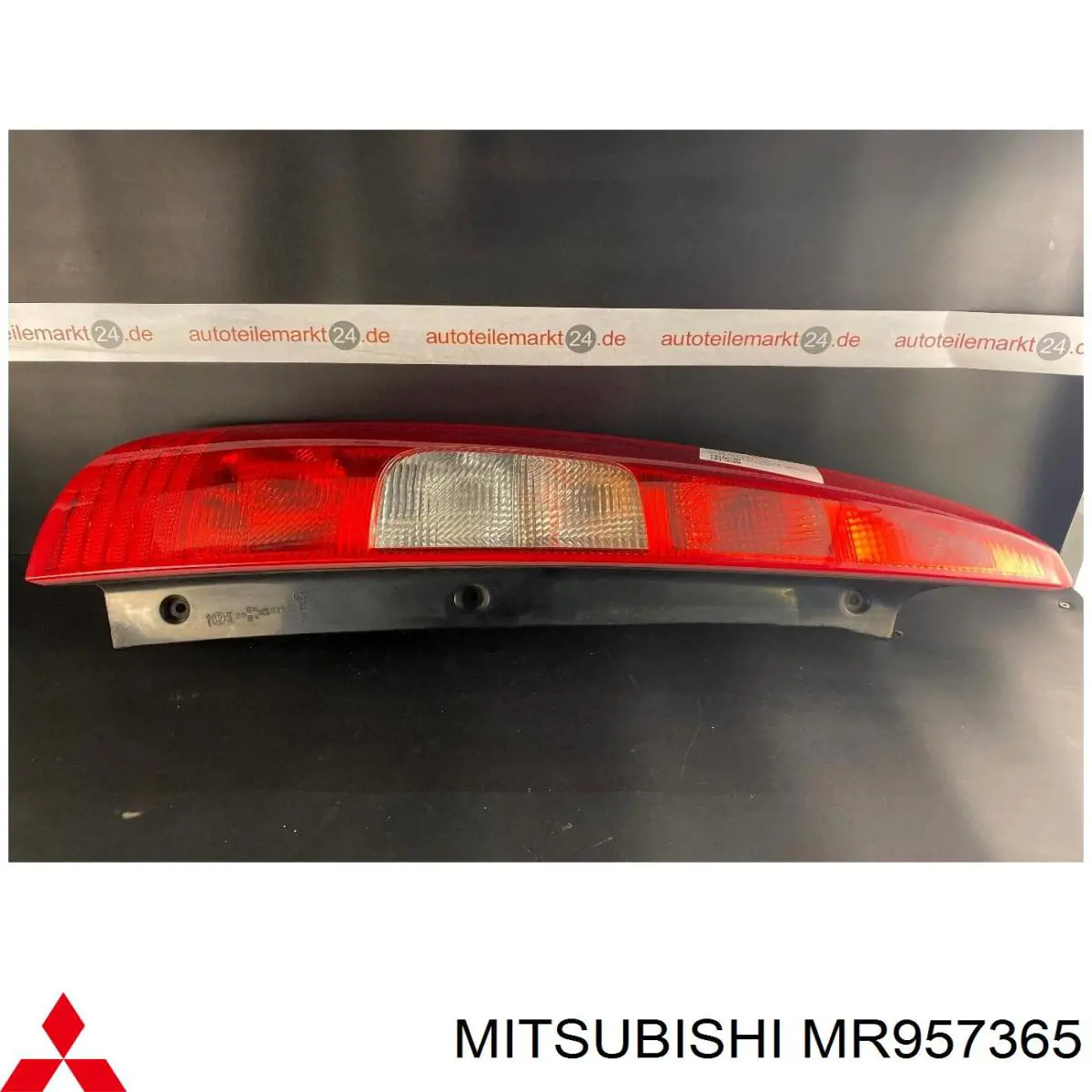 MR957365 Mitsubishi Piloto trasero exterior izquierdo