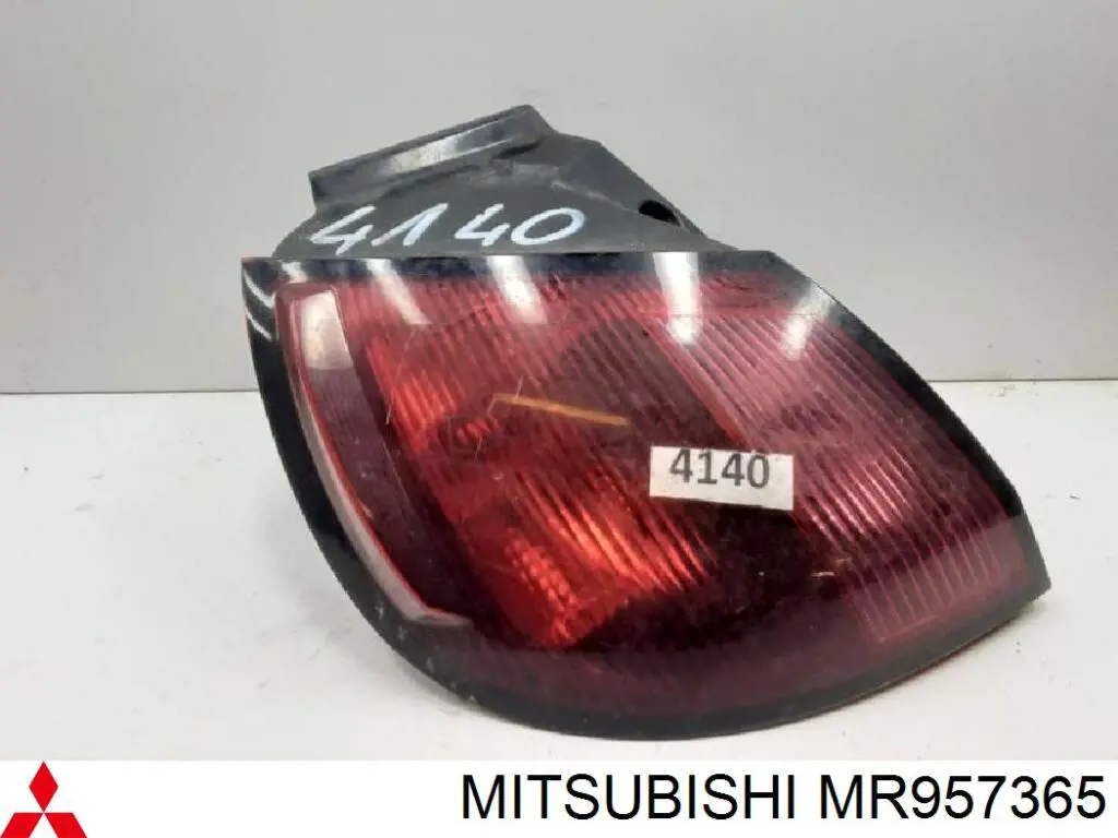 SMR957365 Mitsubishi piloto trasero exterior izquierdo