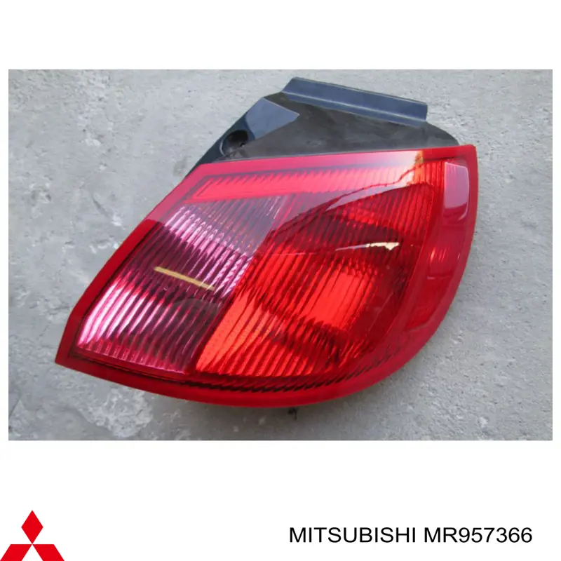 8331A036 Mitsubishi piloto posterior exterior derecho