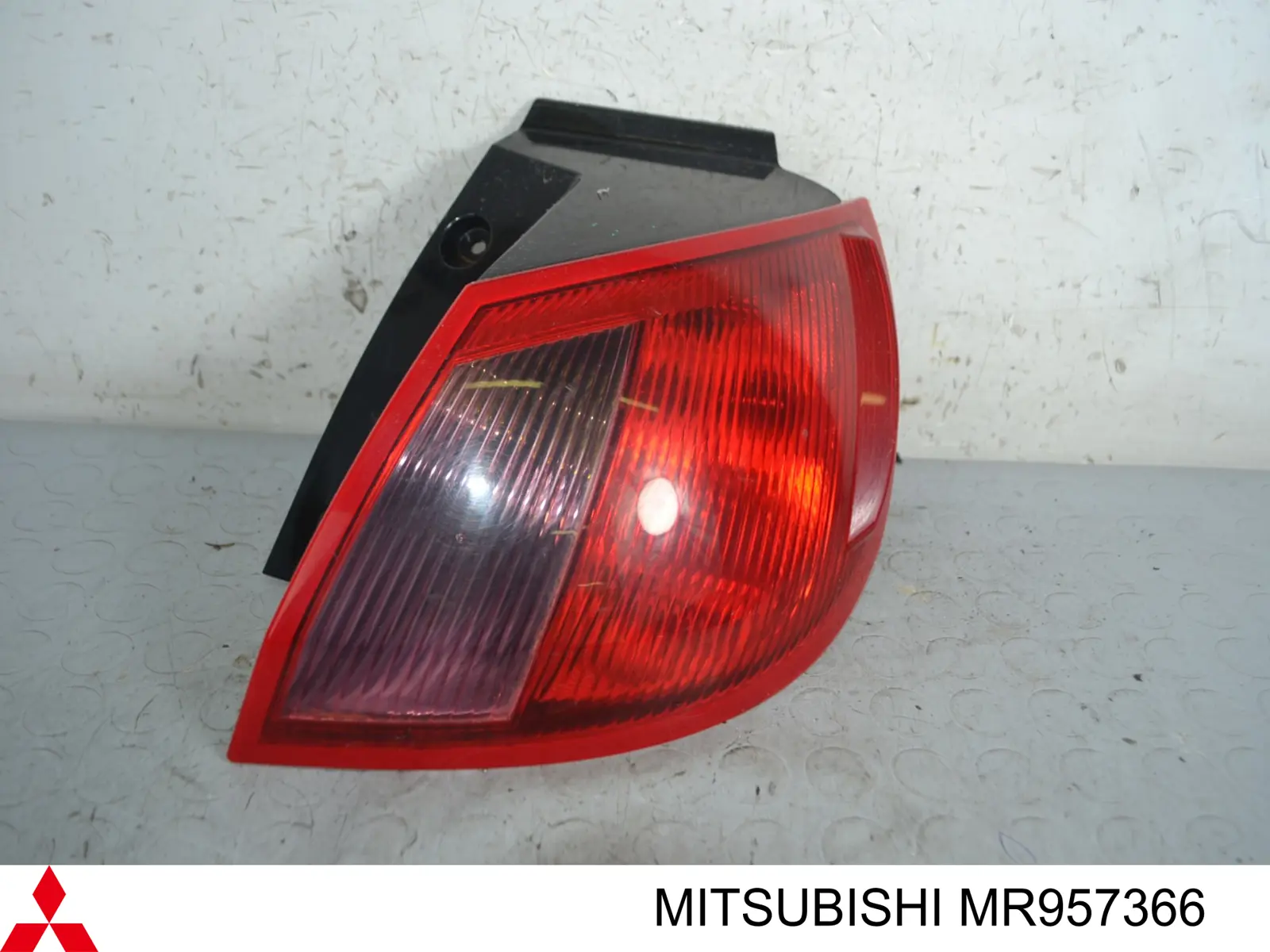 Comprar 8331A036 Mitsubishi Piloto trasero exterior derecho