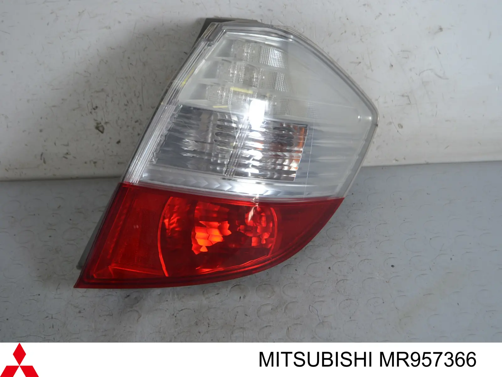Piloto trasero exterior derecho 8331A036 Mitsubishi