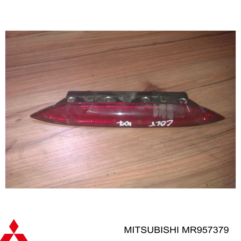 MR957379 Mitsubishi lampara de luz de freno adicional