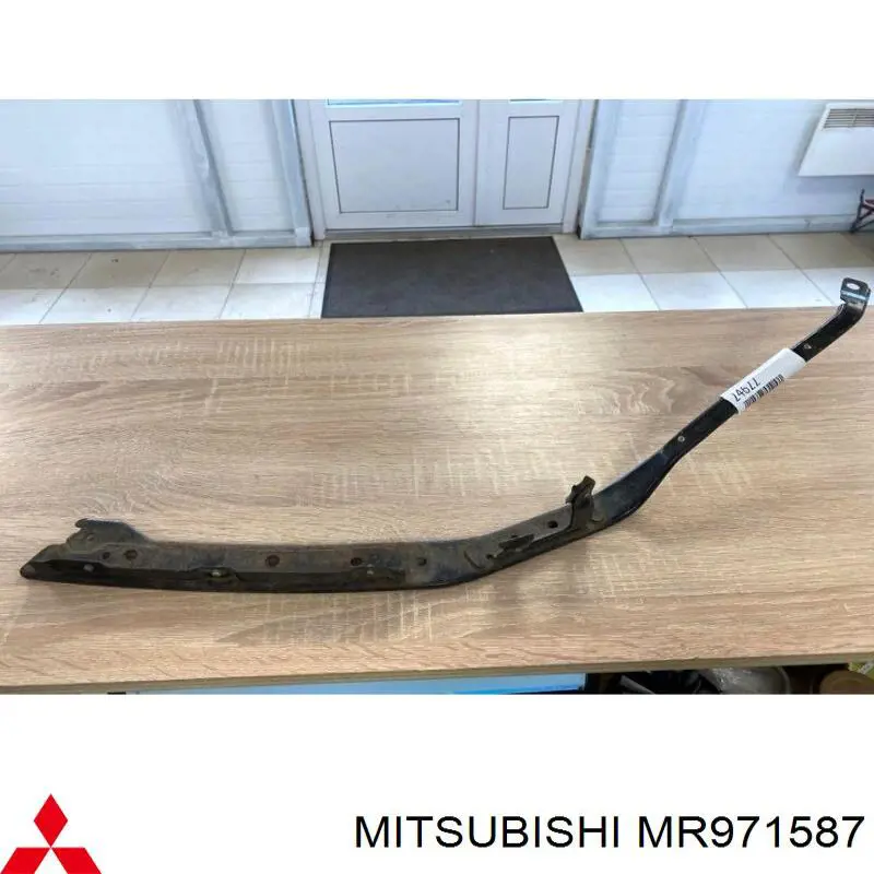 MR971587 Mitsubishi soporte de parachoques delantero izquierdo