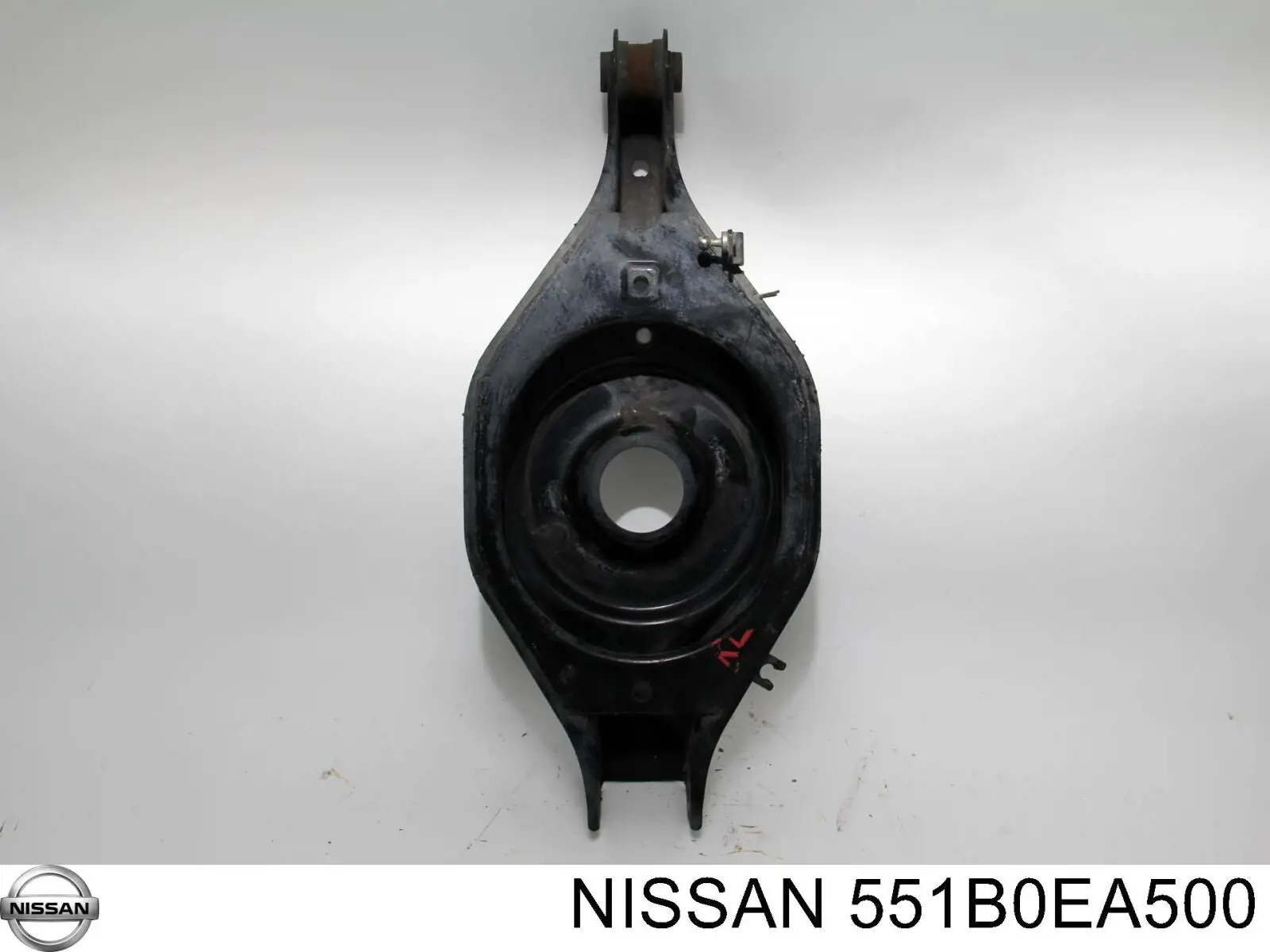 551B0EA500 Nissan palanca trasera inferior izquierda/derecha