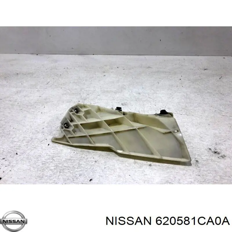 620581CA0A Nissan soporte de parachoques delantero derecho
