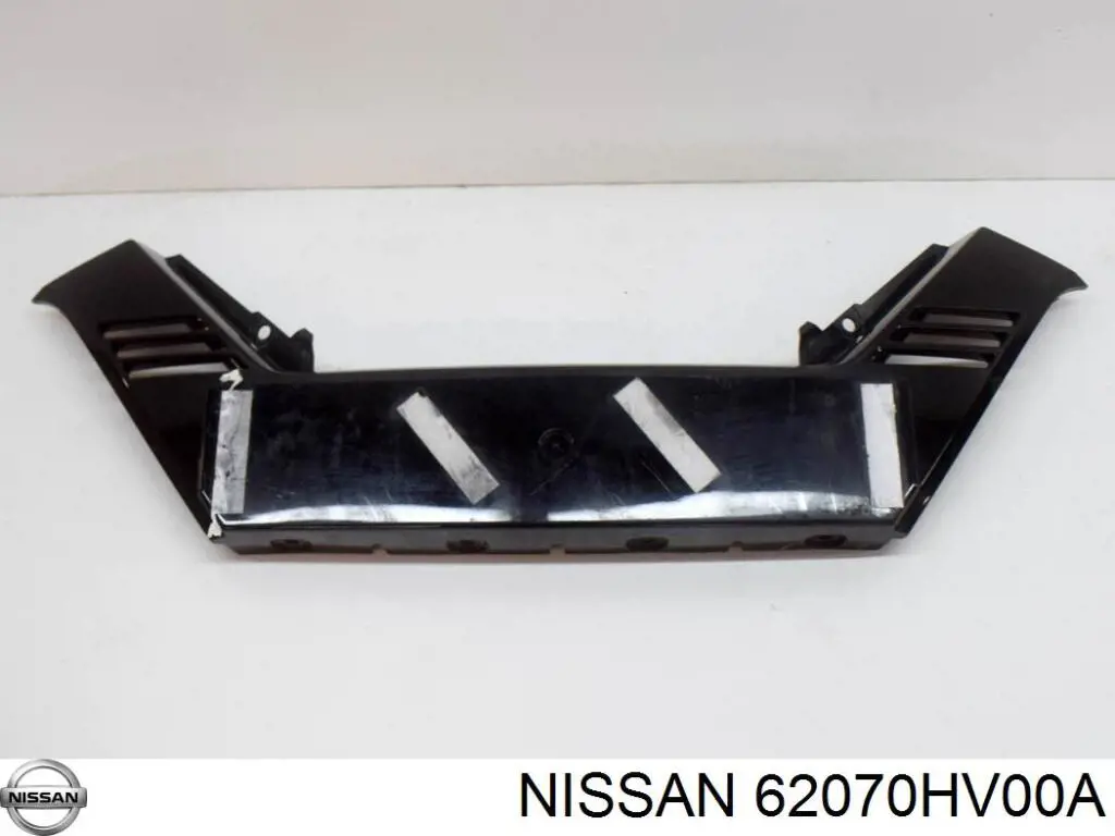 62070HV00A Nissan listón embellecedor/protector, parachoques delantero central