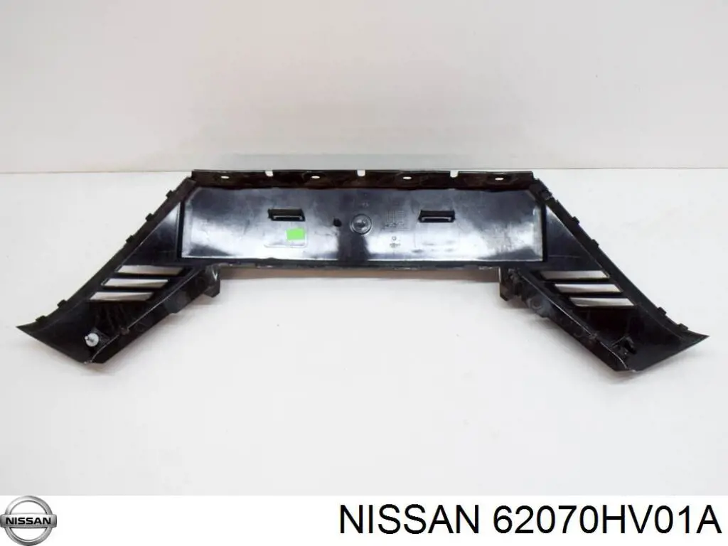 Moldura central del parachoques delantero Nissan/Infiniti 62070HV01A precio, desde 100,19 EUR