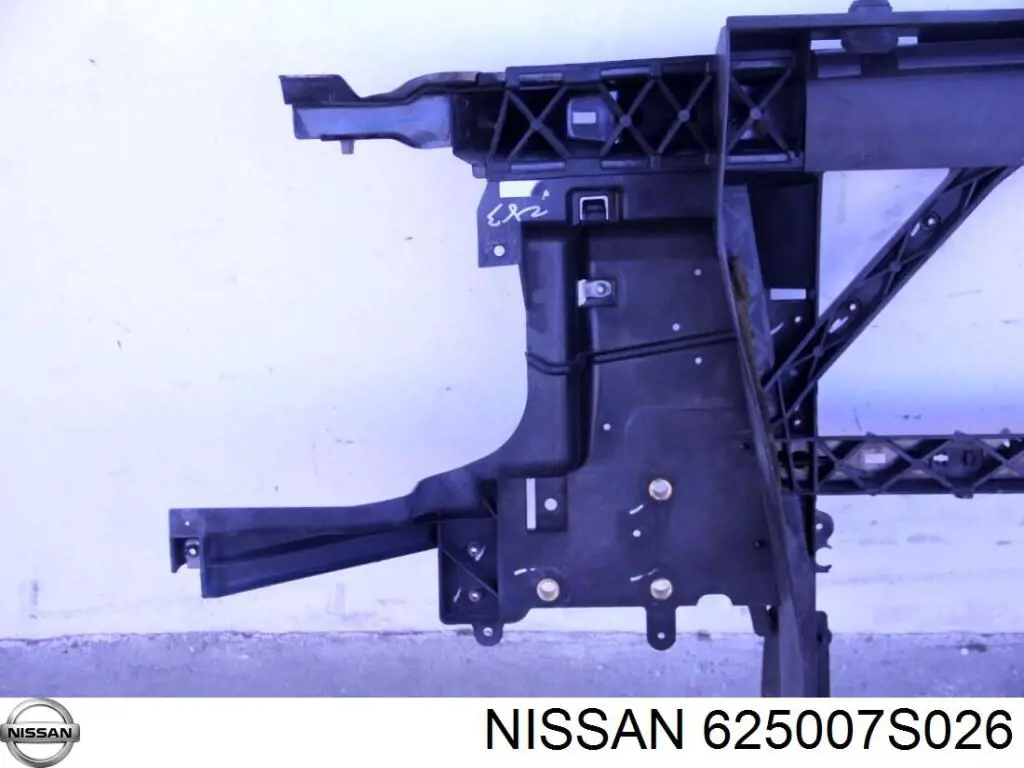 625007S026 Nissan soporte de radiador completo