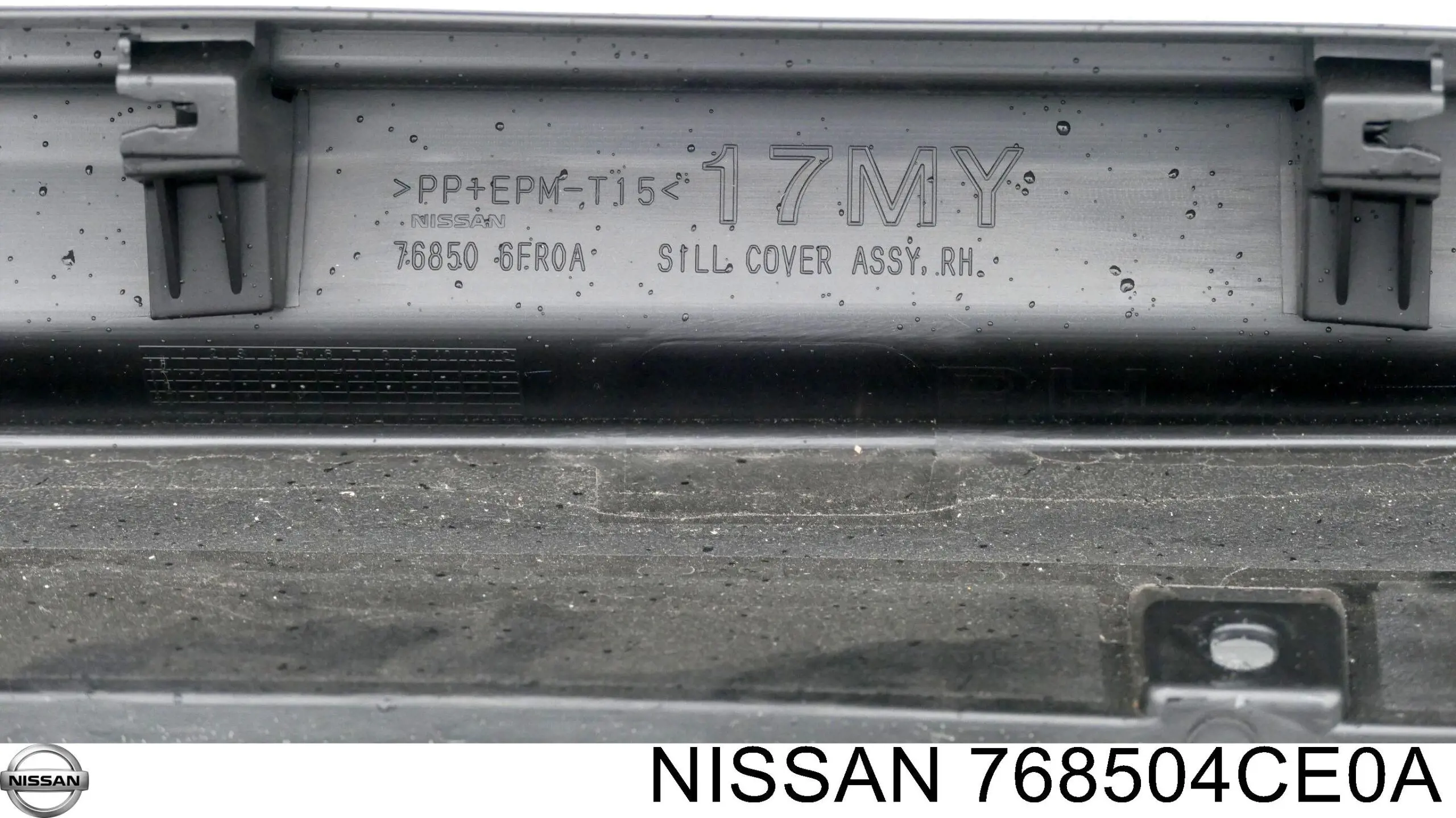 768504CE0A Nissan/Infiniti Moldura exterior derecha del umbral