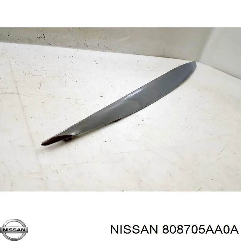 808705AA0A Nissan moldura de puerta delantera derecha inferior