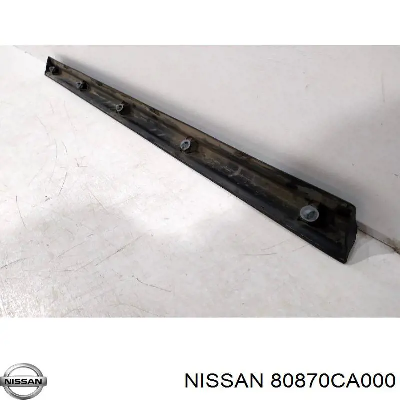 Moldura de puerta delantera derecha inferior Nissan 80870CA000