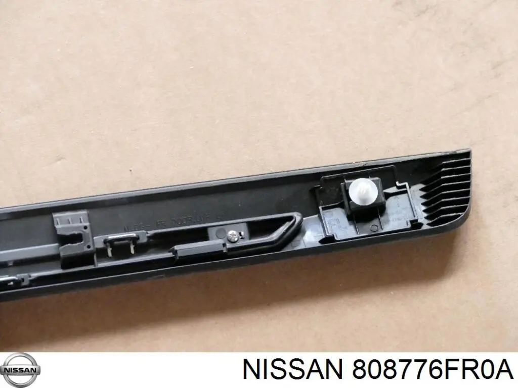 Moldura inferior de puerta delantera izquierda Nissan/Infiniti 808776FR0A precio, desde 69,45 EUR