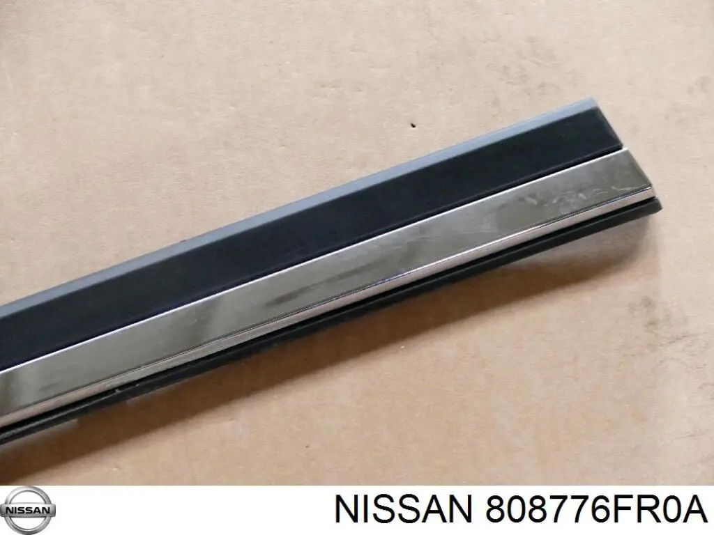 Moldura inferior de puerta delantera izquierda 808776FR0A Nissan/Infiniti
