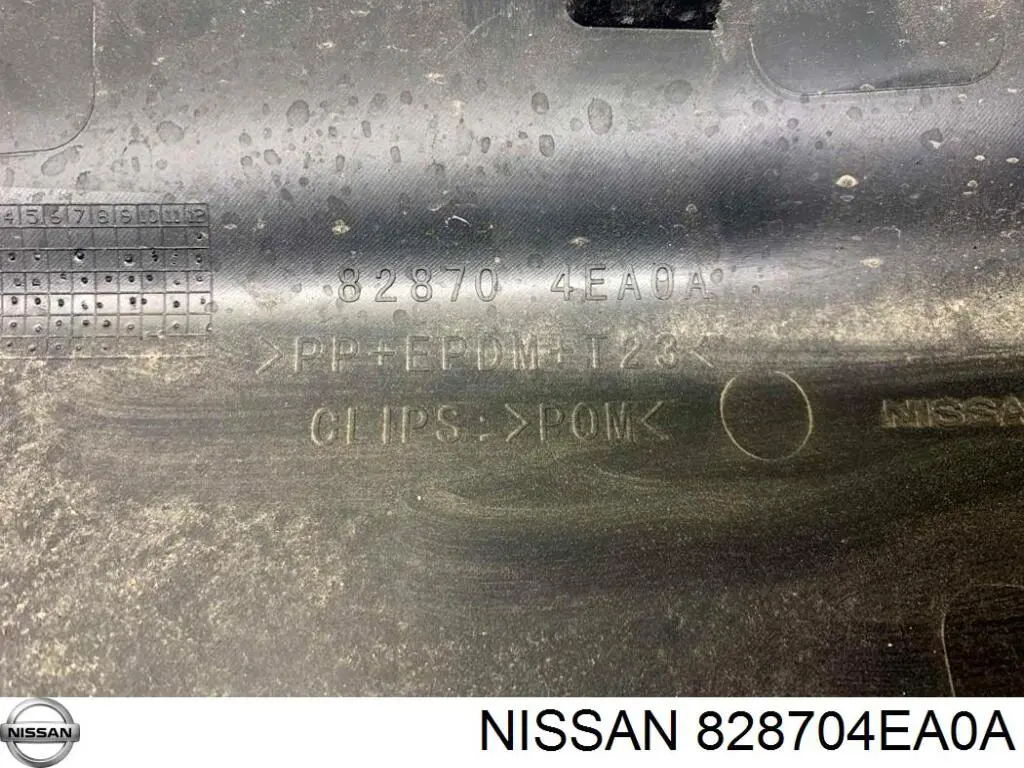 Moldura de la puerta trasera derecha Nissan 828704EA0A