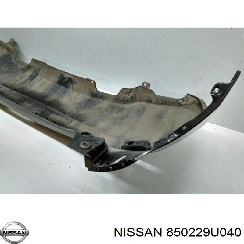 850229U040 Nissan/Infiniti Defensa trasero