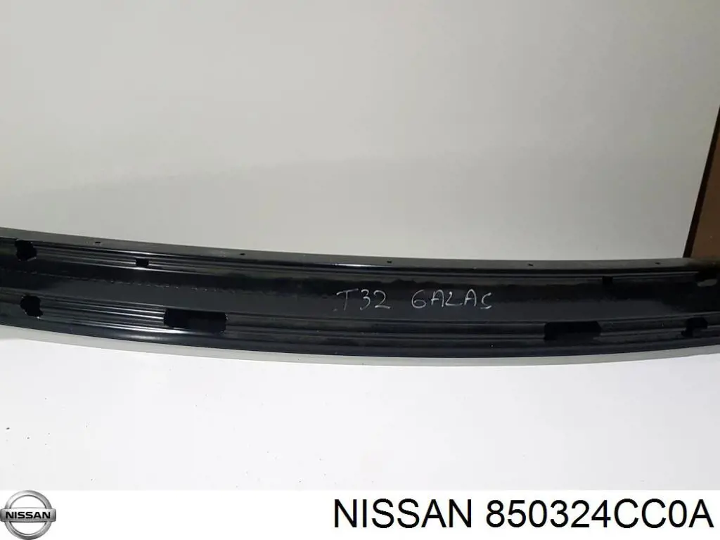 850324CC0A Nissan refuerzo paragolpes trasero