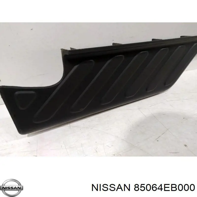 85064EB000 Nissan listón protector, parachoques trasero superior (estribo)