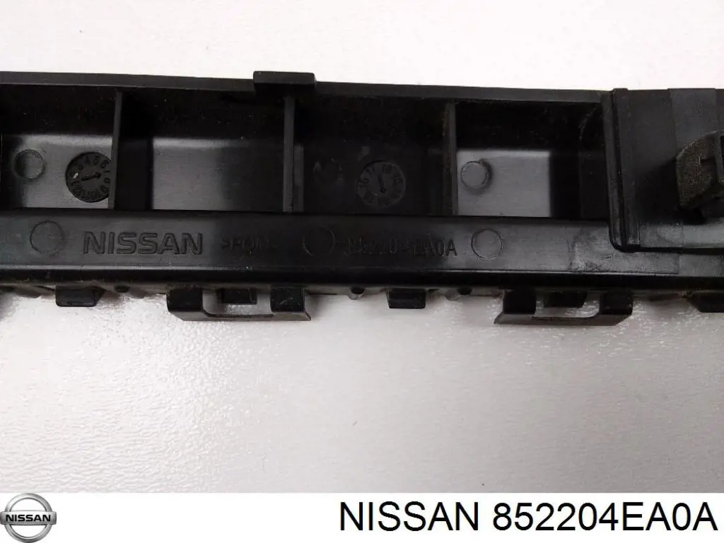 852204EA0A Nissan/Infiniti Soporte de parachoques delantero derecho