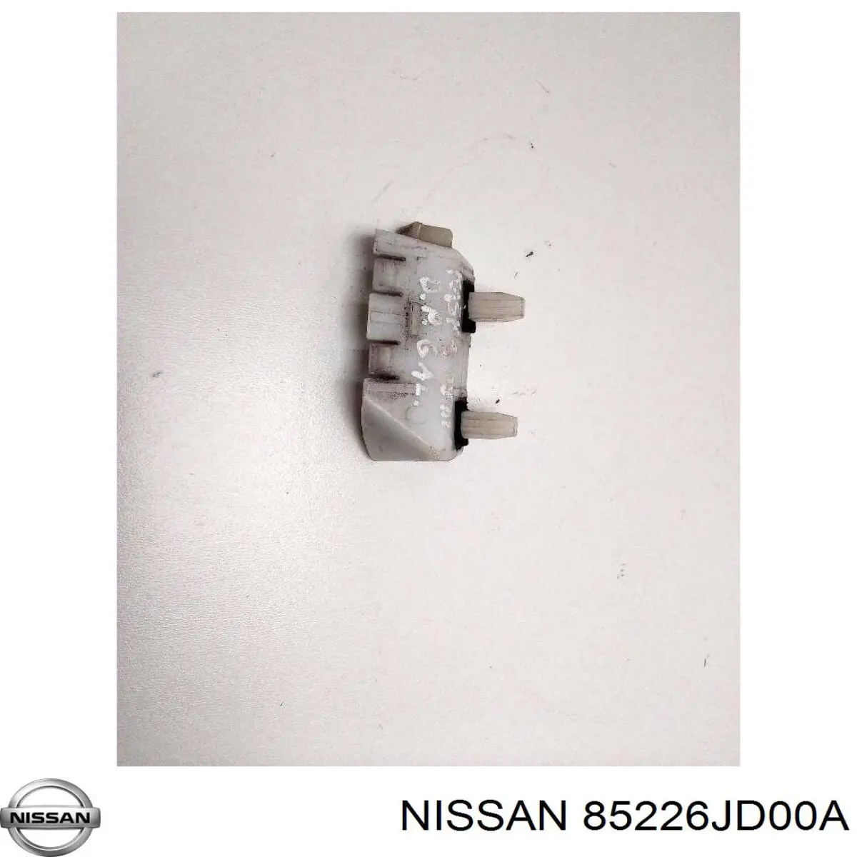 85226JD00A Nissan soporte de parachoques trasero derecho