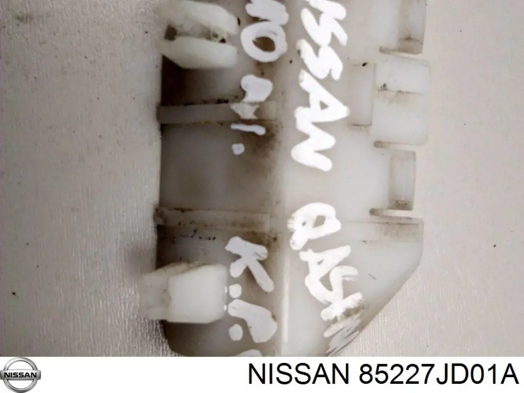 85227JD01A Nissan soporte de parachoques trasero izquierdo