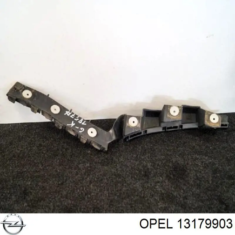 13179903 Opel soporte de guía para parachoques trasero, izquierda