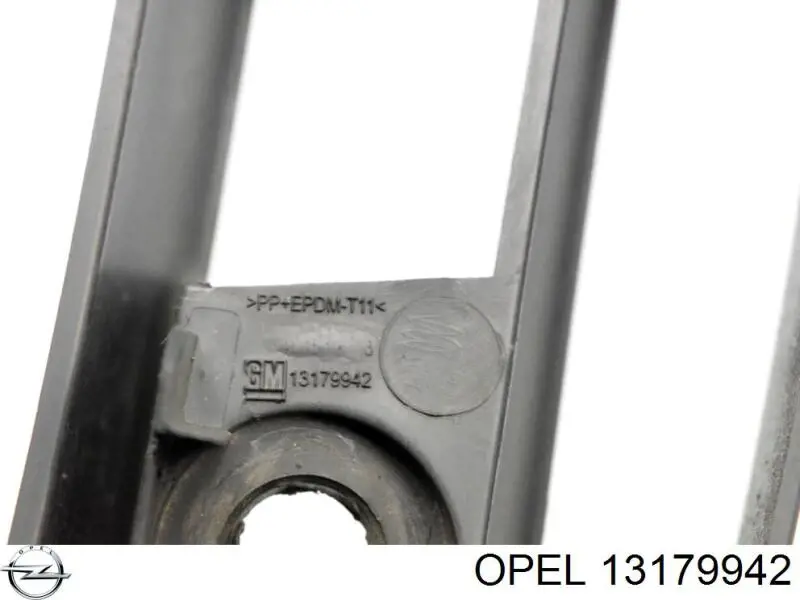 13179942 Opel rejilla de ventilación, parachoques trasero, central