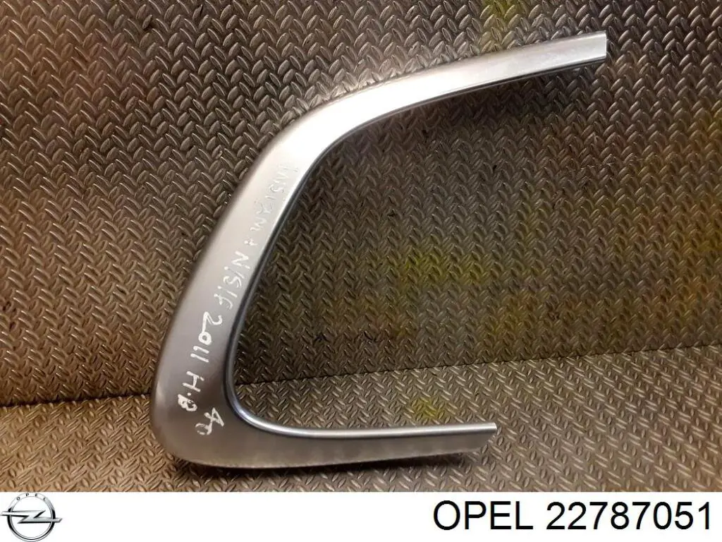 Moldura de paragolpes delantero izquierdo Opel Insignia A (G09)