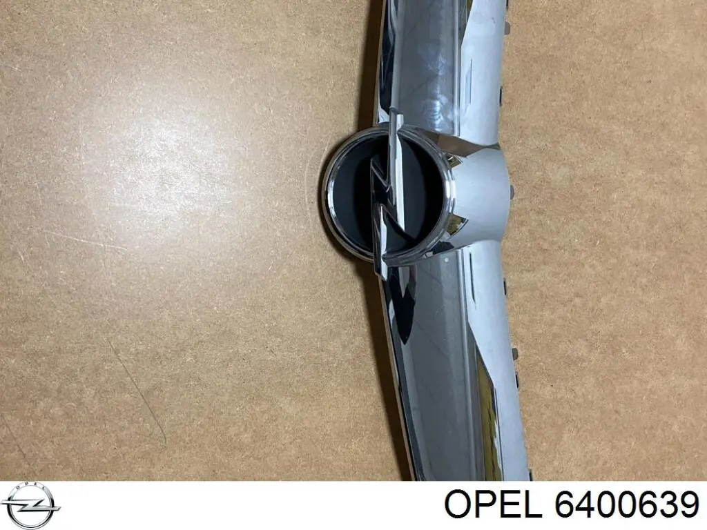 6400639 Opel rejilla de ventilación, parachoques trasero, central