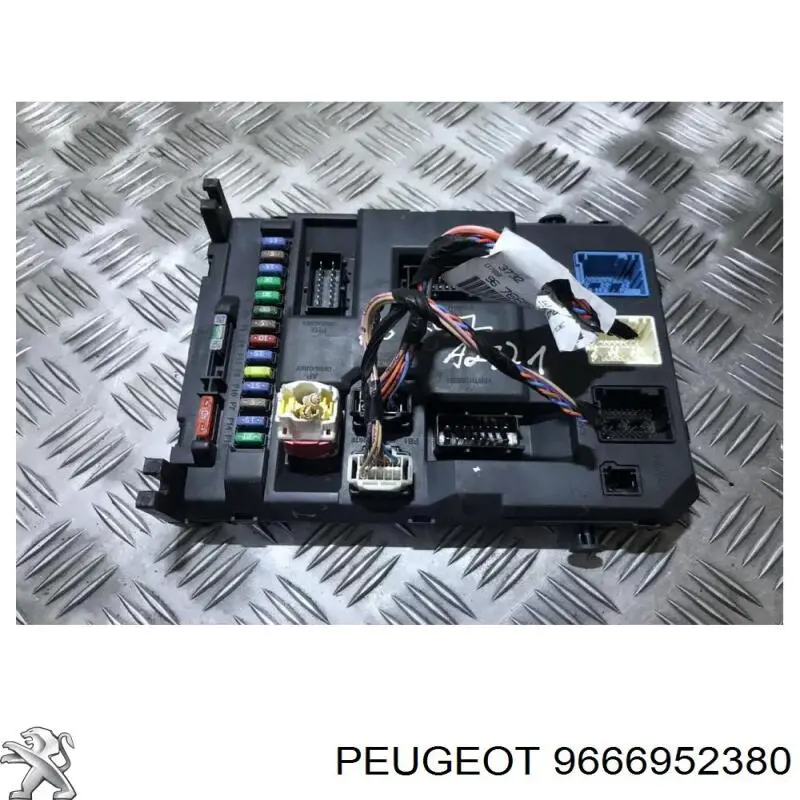 9666952380 Peugeot/Citroen Caja de relés y fusibles