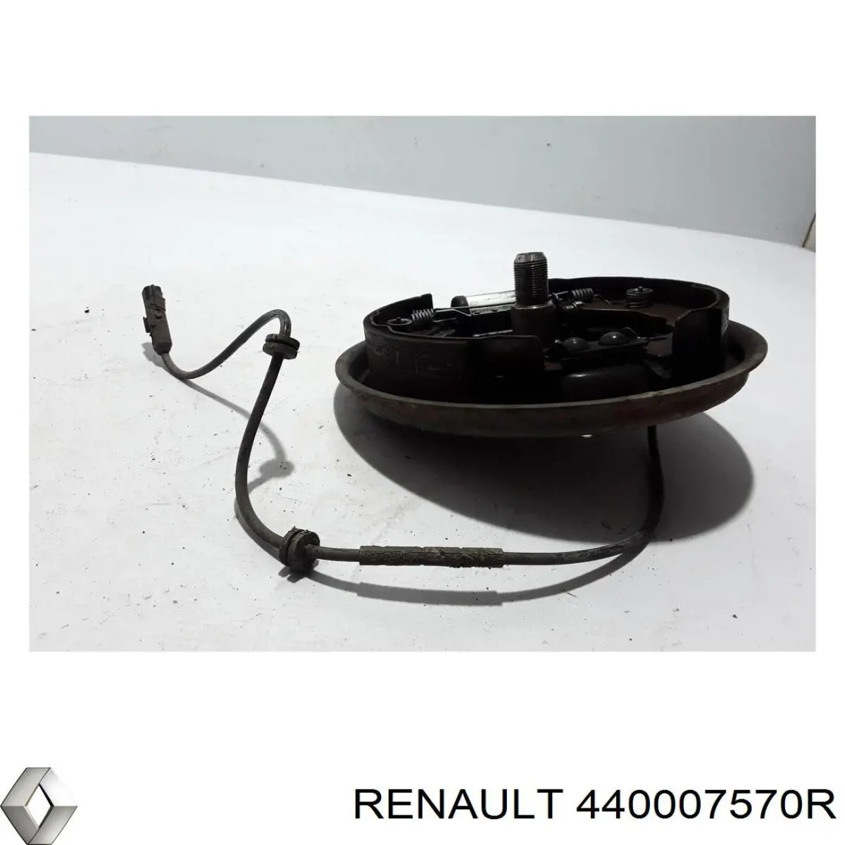 Disco de soporte del tambor de freno trasero derecho 440007570R Renault (RVI)